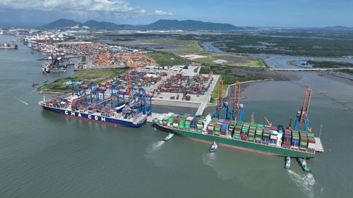 Từ những cảng nước sâu, những ga liên vận, những đường bay và những không gian đô thị mới, một mạng lưới kết nối ngày càng rộng mở, đưa Việt Nam ngày càng vươn xa.