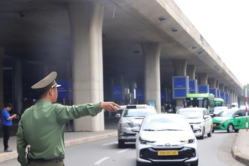 Đợt ra quân nhằm chủ động phòng ngừa, xử lý các hành vi chèo kéo hành khách, gây mất an ninh trật tự và ùn tắc giao thông tại sân bay.