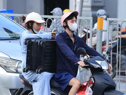 Trên đường phố, không khó bắt gặp hình ảnh người dân chở theo hành lý, đồ đạc, di chuyển về các khu vực cửa ngõ thành phố.