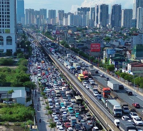 Đường Vành đai 3 đông đúc cả trên cao và bên dưới thời điểm lúc 17h30.
