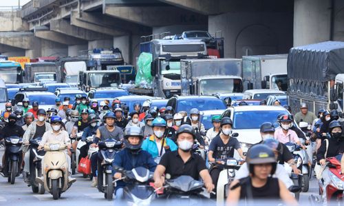 Đường Đỗ Mười gần khu vực các bến xe liên tục đông đúc người, xe qua lại. 