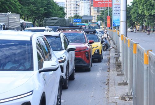 Ở các tuyến đường như: Giải Phóng, Nguyễn Trãi, Vành đai 3, Phạm Văn Đồng… phương tiện di chuyển đông đúc. Tại một số nút giao, dòng xe phải di chuyển chậm khi lượng người và phương tiện cùng lúc tăng cao vào thời điểm tan tầm.