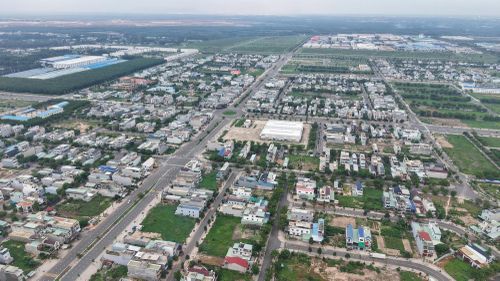 Nhà cửa của người dân ngày càng được xây dựng khang trang hiện đại.