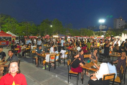 Đông đảo người dân, du khách trải nghiệm không gian ẩm thực đêm tại khu vực dải trung tâm TP Hải Phòng.