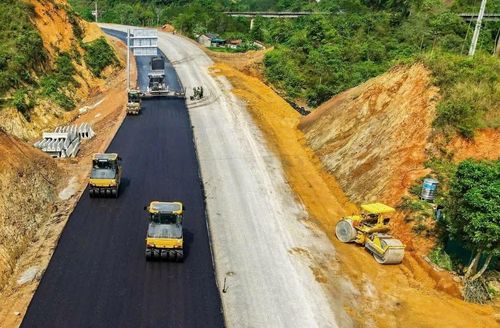 Nhu cầu đầu tư hạ tầng ngày càng lớn đặt ra yêu cầu mở rộng nguồn vốn dài hạn ngoài tín dụng ngân hàng. Ảnh: An Thư