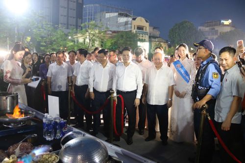 Các đồng chí lãnh đạo thành phố tham quan, trải nghiệm các gian hàng ẩm thực tại Phố đi bộ ẩm thực đêm Hải Phòng sau lễ khai mạc