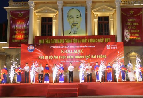 Các đồng chí lãnh đạo thành phố Hải Phòng thực hiện nghi thức khai mạc Phố đi bộ ẩm thực đêm thành phố Hải Phòng, tối 28/8/2026 tại Quảng trường Nhà hát thành phố.