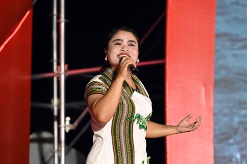 Ca sĩ Y Nhíp trình bày bài ca Hãy đến Quảng Ngãi tôi của NS Nguyễn Văn Luyện ↵