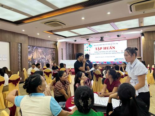 Quang cảnh lớp tập huấn củng cố, nâng cao năng lực, kỹ năng điều hành hoạt động của “Tổ truyền thông cộng đồng” thuộc Dự án 8. Ảnh: Khánh Trinh
