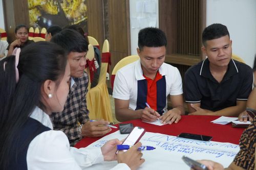 Anh Hồ Văn Tương (thứ hai từ bên phải) cùng các thành viên lên kế hoạch truyền thông cho tổ tại lớp tập huấn cho “Tổ truyền thông cộng đồng” thuộc Dự án 8. Ảnh: Khánh Trinh