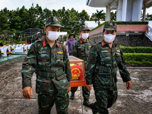 Lực lượng chức năng mong muốn hoàn thành tốt nhiệm vụ để sớm đưa các anh về với đồng đội, người thân. Ảnh: Phương Vũ