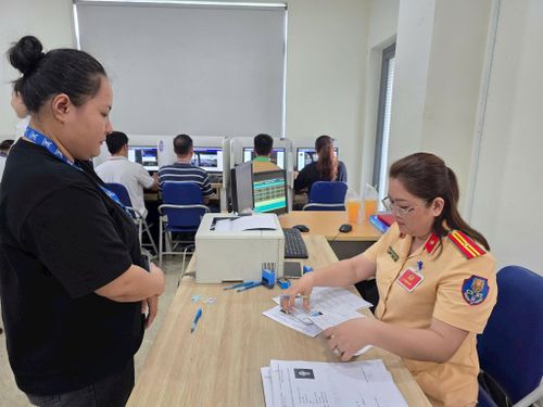 Lực lượng CSGT tổ chức sát hạch và cấp GPLX cho học viên tham gia thi sát hạch