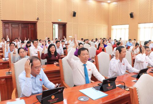 Các đại biểu biểu quyết thông qua nghị quyết tại kỳ họp