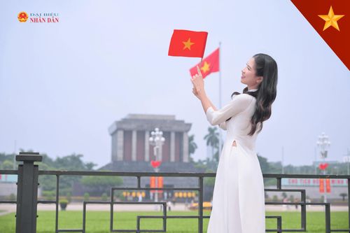 Tiết trời thu mát mẻ dễ chịu, vương chút nắng vàng ươm đặc trưng của Hà Nội như càng nhân lên niềm hân hoan, phấn khởi trong lòng mỗi người dân.