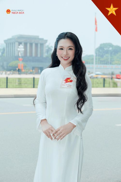 Trần Thu Huyền – Người đẹp Thể thao tại Hoa hậu Hoàn vũ Việt Nam 2023 chụp ảnh lưu niệm tại Thủ đô Hà Nội.