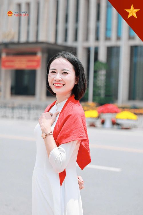 Chị Phạm Thị Thu Hằng (nhân viên văn phòng) xúc động trước vẻ đẹp Tổ quốc trước ngày Tết Độc lập thiêng liêng.