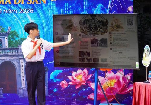 Các đội cử đại diện thuyết minh về cách thức và ý nghĩa poster quảng bá về Đình - Chùa Hà