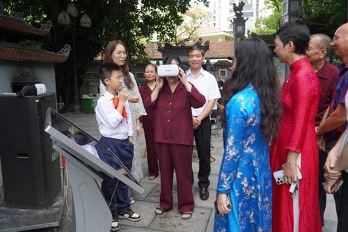 Người dân tham gia trải nghiệm công nghệ thực tế ảo, khám phá không gian di sản đình - chùa Hà