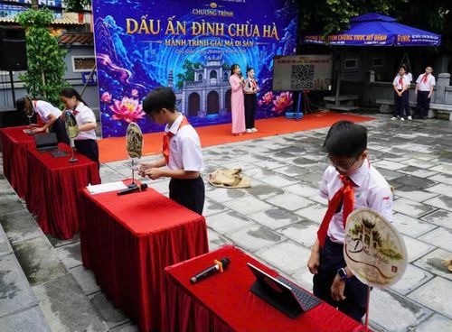 Học sinh sau khi nhảy bao bố thì tới các trạm câu hỏi QR để giải mã thông tin về chùa Hà