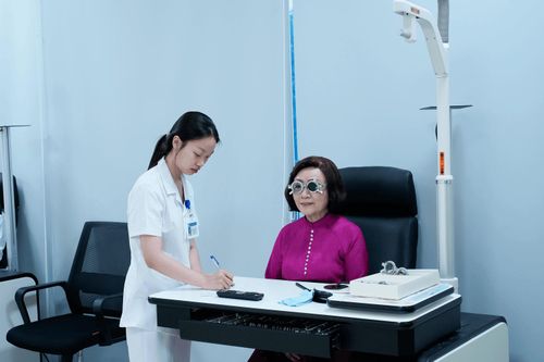 Người từ 50 tuổi trở lên, đặc biệt là nhóm đối tượng có bệnh lý nền bắt buộc phải có thói quen đi khám mắt định kỳ
