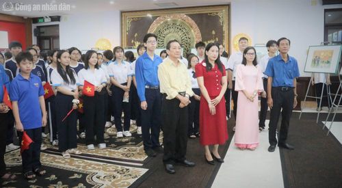 Các đại biểu tham quan trưng bày các tác phẩm ký hoạ thời chiến tranh.