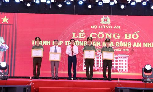 Nhân dịp này, Bộ trưởng Bộ Công an tặng Bằng khen cho 3 tập thể, 5 cá nhân và Chủ tịch UBND tỉnh Nghệ An tặng Bằng khen cho 4 cá nhân vì đã có thành tích xuất sắc trong công tác tham mưu, triển khai thành lập Trường Văn hóa Công an nhân dân VI.