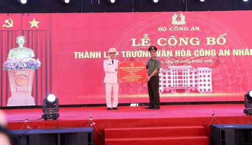 Thứ trưởng Phạm Thế Tùng trao quà của Đại tướng Lương Tam Quang, Ủy viên Bộ chính trị, Bộ trưởng Bộ Công an và quà cá nhân của đồng chí Thứ trưởng tặng Trường Văn hoá CAND VI.