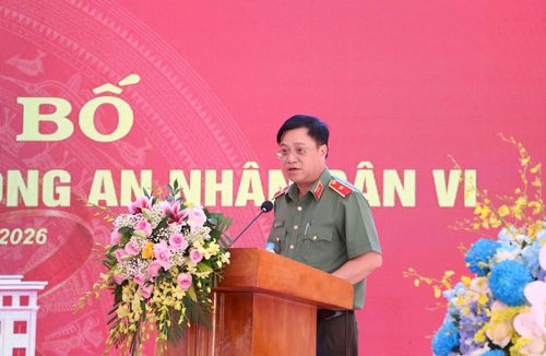 Chủ tịch UBND tỉnh Võ Trọng Hải và Thiếu tướng Đinh Việt Dũng, Giám đốc Công an tỉnh phát biểu tại buổi lễ.