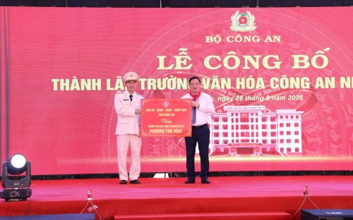 Bí thư Tỉnh uỷ Nghệ An Nguyễn Khắc Thận trao tặng Phòng tin học cho Trường Văn hoá CAND VI.
