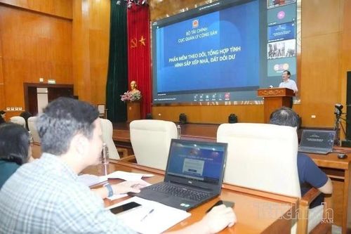 Đại diện các đơn vị thực hiện các thao tác sử dụng phần mềm xử lý nhà đất dôi dư.