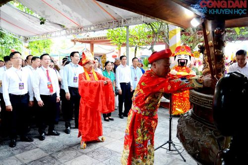 Lãnh đạo xã Bảo Hà và các đại biểu dâng hương tại Đền Bảo Hà. Ảnh: Quốc Hồng