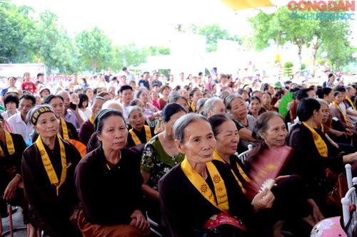 Đông đảo nhân dân và du khách dự Lễ Đền Bảo Hà. Ảnh: Quốc Hồng