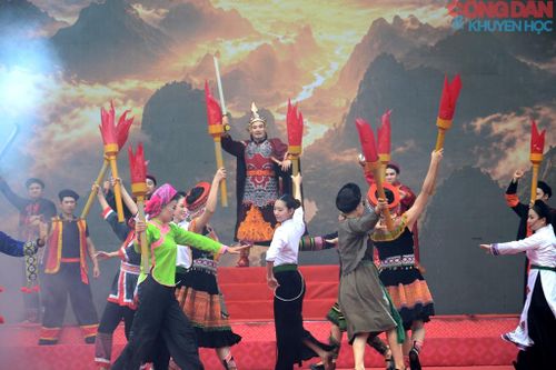 Sân khấu hoá tình cảm, sự biết ơn người anh hùng có công đánh giặc, bảo vệ bờ cõi đất nước của đồng bào vùng biên giới Lào Cai. Ảnh: Quốc Hồng