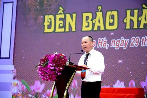 Bí thư Đảng ủy xã Bảo hà đánh trống khai hội Đền Bảo Hà; Chủ tịch UBND xã Bảo Hà phát biểu khai mạc Lễ hội. Ảnh: Quốc Hồng