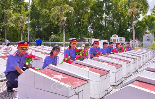 Những đoá hoa tri ân người đã ngã xuống.