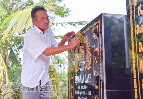 Ông Ðặng Văn Thành chăm sóc “ngôi mộ gió” của cha mẹ.