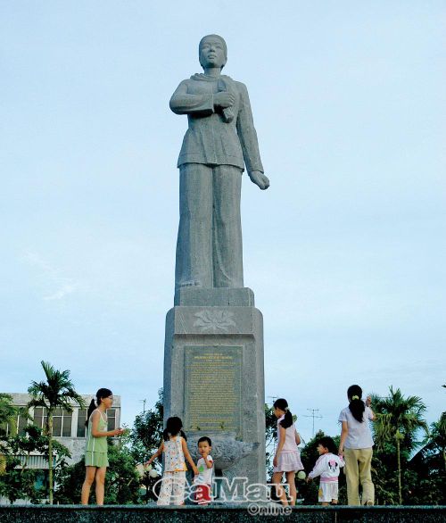 Trẻ em nô đùa dưới chân Tượng đài Lê Thị Riêng tại Công viên Lê Thị Riêng (phường Bạc Liêu). Ảnh: PHAN THANH CƯỜNG