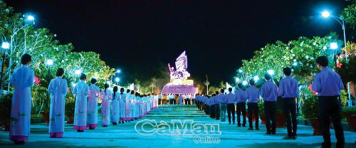 Tuổi trẻ Cà Mau tưởng niệm các anh hùng liệt sĩ ngã xuống cho nền độc lập, tự do của đất nước tại Tượng đài sự kiện Mậu Thân 1968 (phường Bạc Liêu). Ảnh: PHAN THANH CƯỜNG