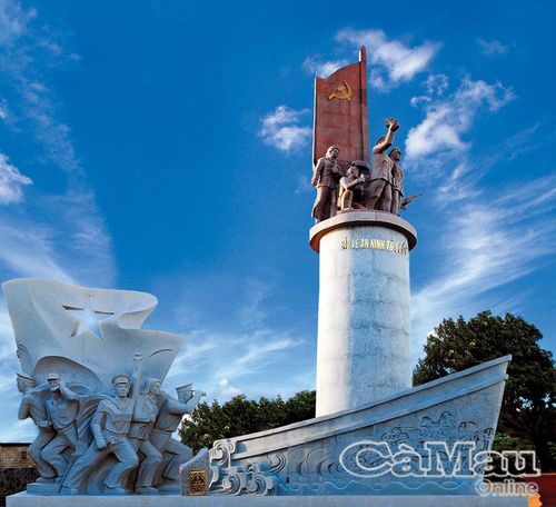 Tượng đài Chiến thắng CM12 là công trình văn hoá - lịch sử nổi tiếng đặt tại Khu Di tích lịch sử quốc gia Hòn Ðá Bạc (xã Ðá Bạc).