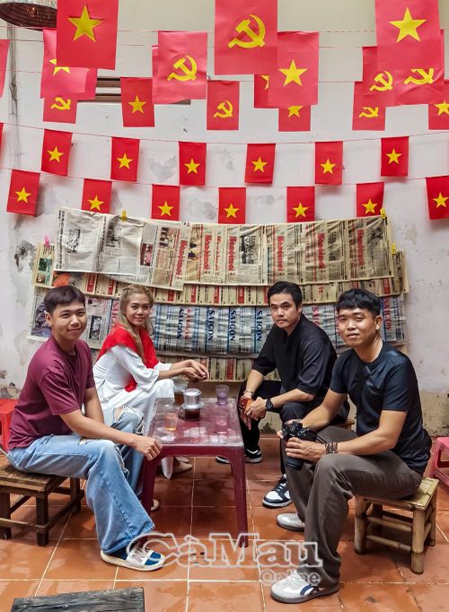 Một góc cà phê đầy tự hào dịp lễ 2/9 với cờ đỏ sao vàng tung bay phấp phới, thu hút các bạn trẻ đến tham quan.