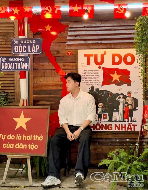 Những tiểu cảnh được dựng lên với  banner, khẩu hiệu thể hiện lòng tự hào dân tộc tại Quán cà phê Ngoại Thành.