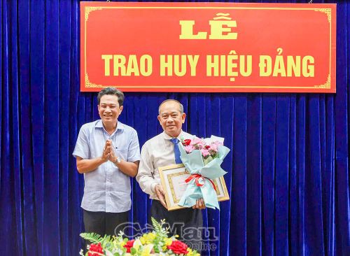 Đồng chí Lê Bình Nguyên, Phó Bí thư Đảng uỷ UBND tỉnh, trao Huy hiệu 30 năm tuổi Đảng và chúc mừng đồng chí Lê Công Danh, đảng viên sinh hoạt tại Đảng bộ Bệnh viện Đa khoa Bạc Liêu.