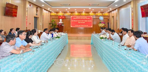 Đại biểu và các đảng viên dự Lễ trao tặng Huy hiệu Đảng của Đảng bộ MTTQ, các đoàn thể tỉnh Cà Mau.