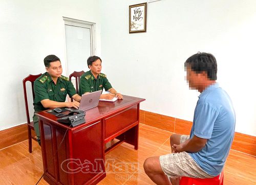 Cán bộ Đồn Biên phòng Gành Hào làm việc với thuyền trưởng sà lan LA-08708.
