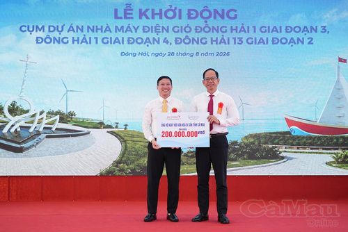 Giám đốc Sở Công Thương tỉnh Cà Mau Nguyễn Chí Thiện (bên phải) nhận bảng tượng trưng kinh phí từ nhà đầu tư ủng hộ Ngày hội Văn hoá di sản tỉnh Cà Mau.