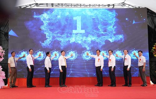 Lãnh đạo tỉnh Cà Mau, xã Long Điền và Đông Hải cùng nhà đầu tư thực hiện nghi thức khởi động cụm dự án điện gió.