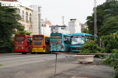 Bên trong khuôn viên, nhiều hạng mục đã xuống cấp, trong khi một phần diện tích hiện được sử dụng làm nơi đỗ xe. Theo người dân khu vực, Trung tâm thương mại CMC Plaza Lý Thường Kiệt đã ngừng hoạt động từ năm 2015.
