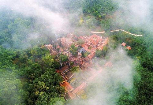 Chùa Hương nằm tại xã Hương Sơn, Hà Nội, cách trung tâm Thủ đô khoảng 60 km về phía tây nam. Đây là một quần thể danh thắng gồm nhiều đình, chùa, đền, núi non, hang động, hệ động vật, thảm thực vật. (Ảnh: Chùa Hương)