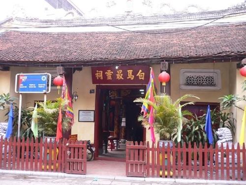 Ngoài ra, Hà Nội còn mở cửa miễn phí nhiều điểm tham quan nữa như Văn Miếu - Quốc Tử Giám, đền Ngọc Sơn, Nhà tù Hỏa Lò, Đền Bạch Mã số 76 Hàng Buồm, Ngôi nhà Di sản số 87 Mã Mây, Di tích số 22 Hàng Buồm, Di tích số 28 Hàng Buồm, Trung tâm Giao lưu văn hóa Phố cổ, Bảo tàng Hà Nội, Đền Quán Thánh, Đền Quan Đế. (Ảnh: Vietnamtourism)