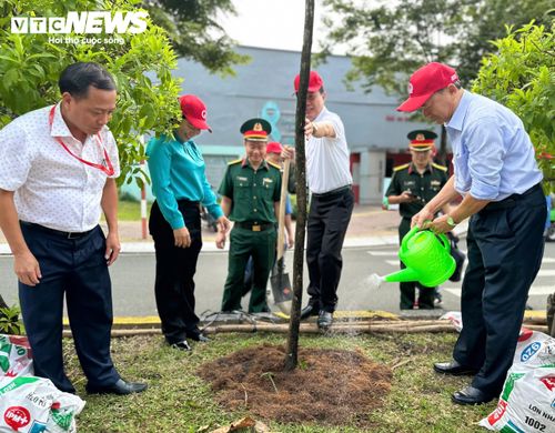 Các đại biểu trồng cây tại Chương trình “Chung tay vì QTSC xanh” năm 2026.
